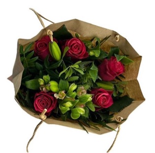 Blumenstrauß mit Lila Rosen in der Papiertüte Blumenstrauß mit Lila Rosen in der Papiertüte