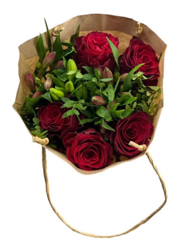 Blumenstrauß mit Roten Rosen in der Papiertüte Blumenstrauß mit Roten Rosen in der Papiertüte