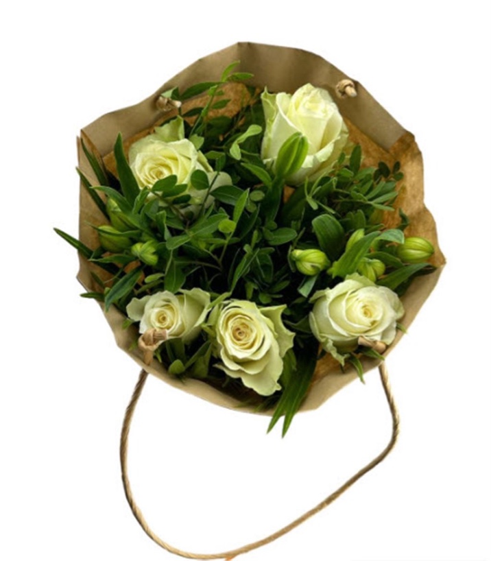 Blumenstrauß mit Weißen Rosen in der Papiertüte Blumenstrauß mit Weißen Rosen in der Papiertüte