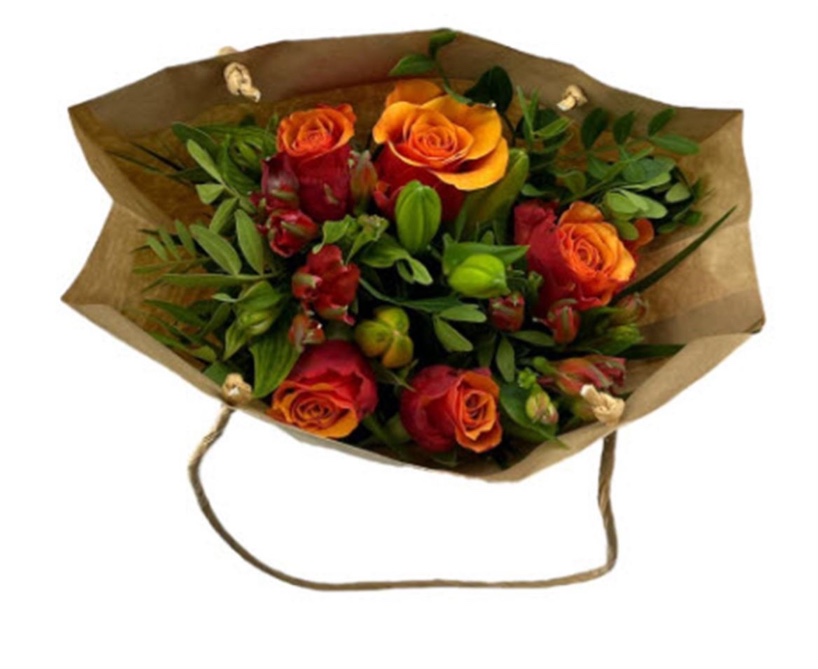 Blumenstrauß mit Orangen Rosen in der Papiertüte Blumenstrauß mit Orangen Rosen in der Papiertüte