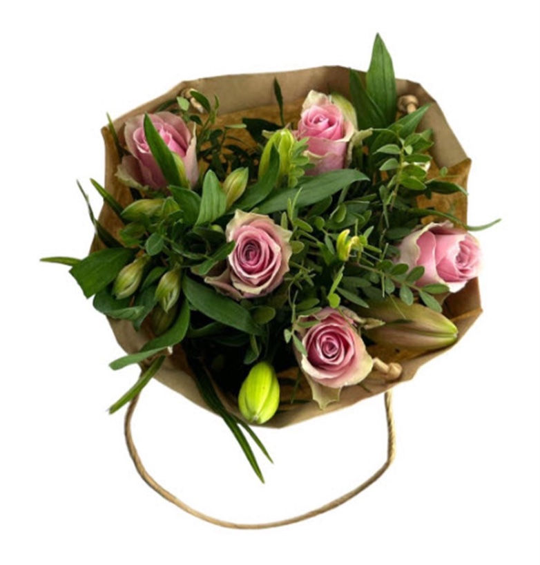 Blumenstrauß mit Rosa Rosen in der Papiertüte Blumenstrauß mit Rosa Rosen in der Papiertüte
